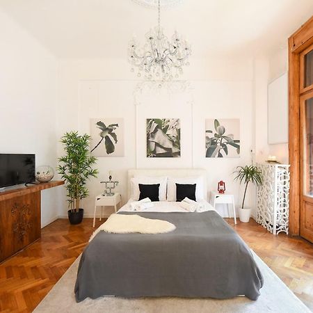 Love.Travel.Explore ♥️Apt W/ Balcony In Old Town Apartment บูคาเรสต์ ภายนอก รูปภาพ