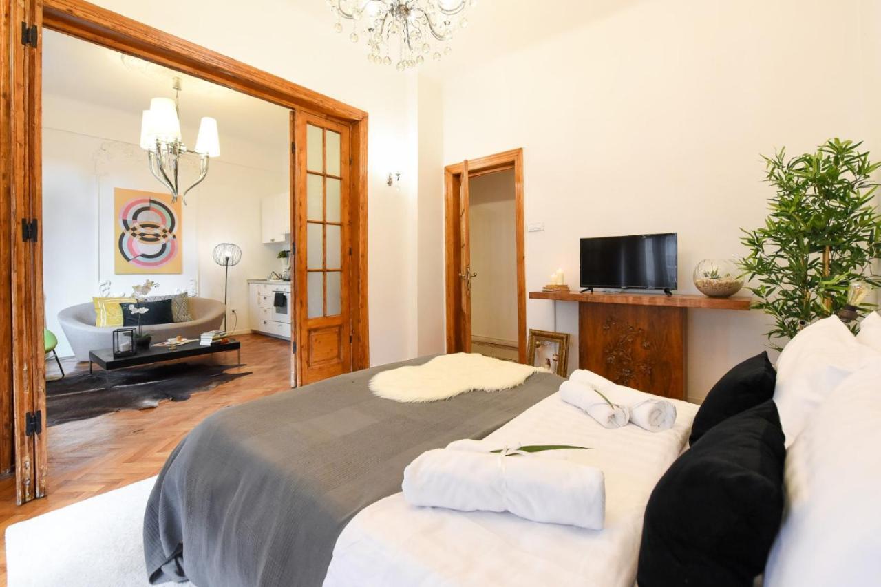Love.Travel.Explore ♥️Apt W/ Balcony In Old Town Apartment บูคาเรสต์ ภายนอก รูปภาพ