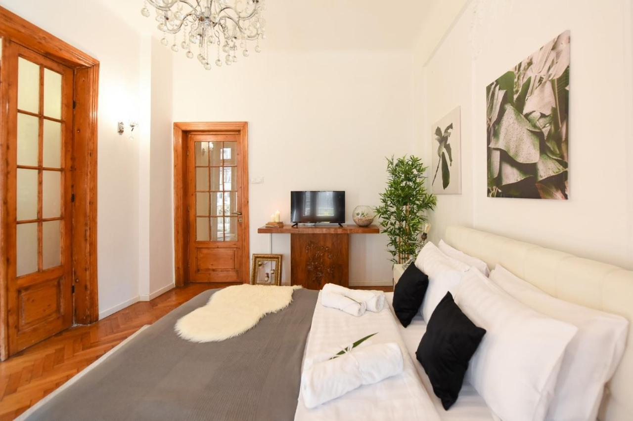 Love.Travel.Explore ♥️Apt W/ Balcony In Old Town Apartment บูคาเรสต์ ภายนอก รูปภาพ