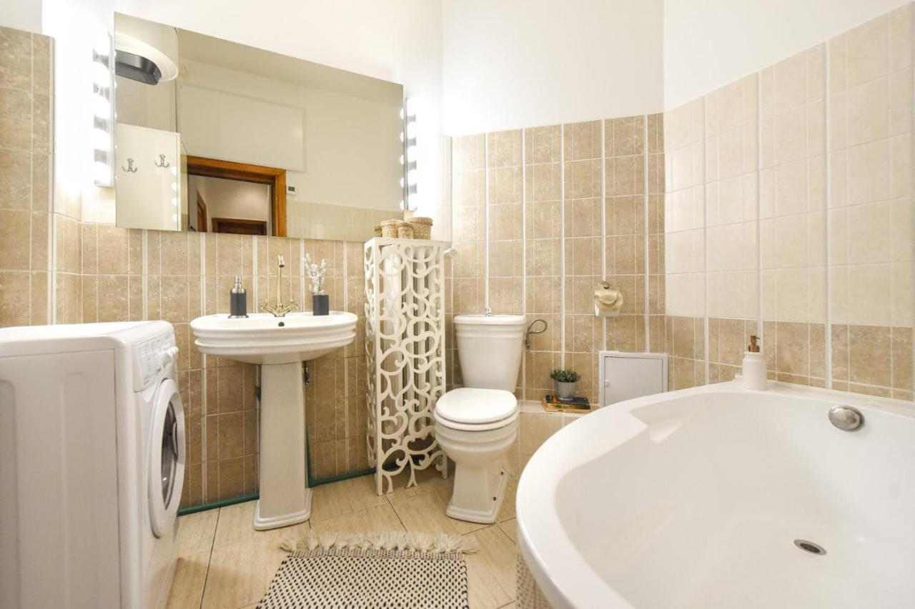 Love.Travel.Explore ♥️Apt W/ Balcony In Old Town Apartment บูคาเรสต์ ภายนอก รูปภาพ
