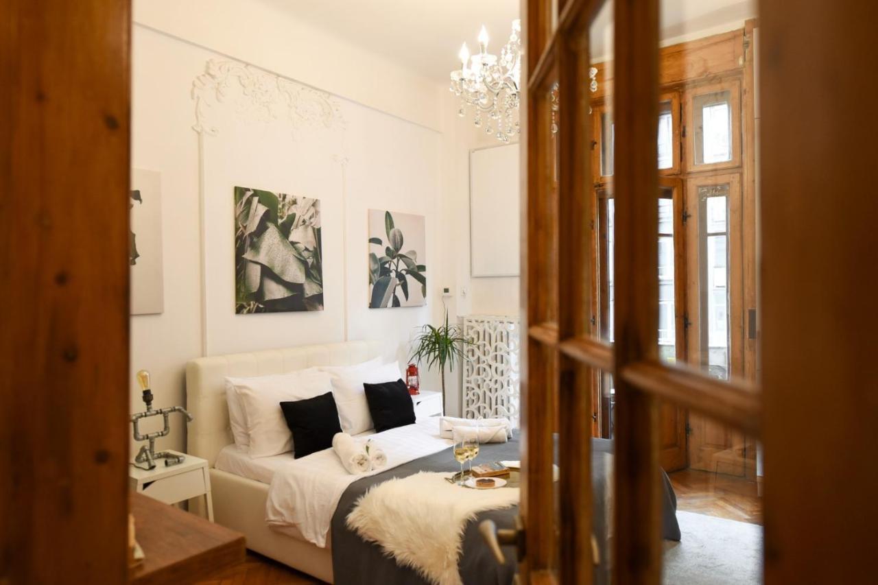Love.Travel.Explore ♥️Apt W/ Balcony In Old Town Apartment บูคาเรสต์ ภายนอก รูปภาพ
