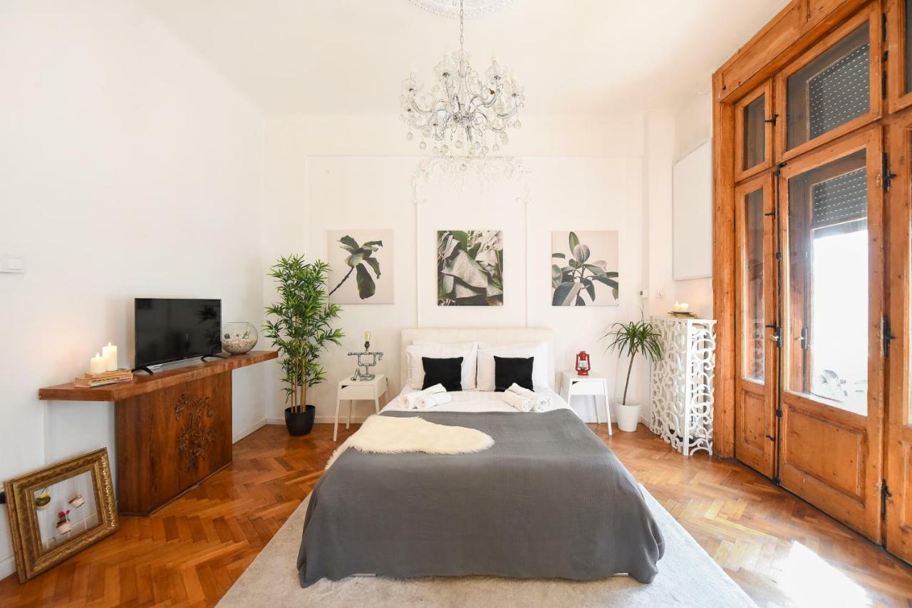 Love.Travel.Explore ♥️Apt W/ Balcony In Old Town Apartment บูคาเรสต์ ภายนอก รูปภาพ
