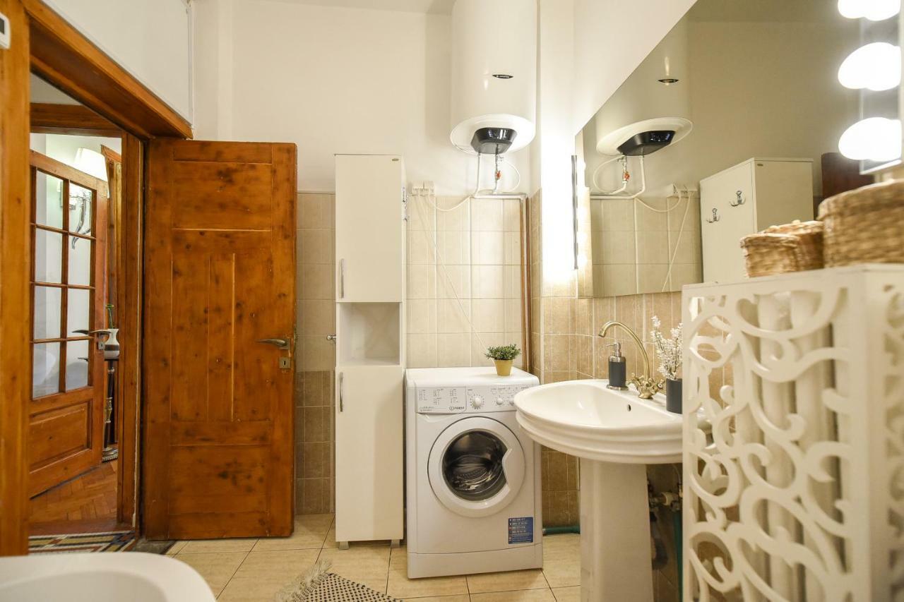 Love.Travel.Explore ♥️Apt W/ Balcony In Old Town Apartment บูคาเรสต์ ภายนอก รูปภาพ